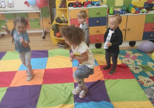 Dzieci w trakcie zabaw w kolory.